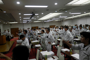 安全衛生スローガン 唱和と指差称呼をしている写真です